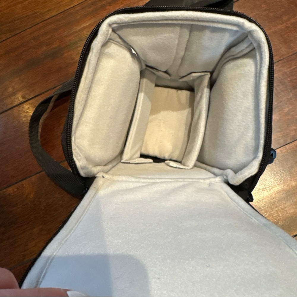 Amazon Basics Holster Camera Case Bag for DSLR Cameras Black Detachable Strap - Picture 6 of 9